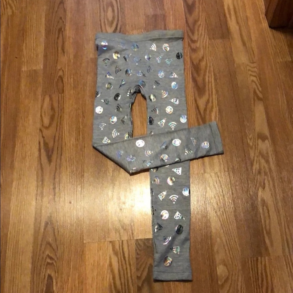 Smiley, pizza & Wifi shapes on the pants